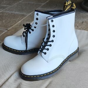 Dr Martens 1460 (11822) Classic 8-eye Lace-up Boot White Smooth Leather M/10 W11